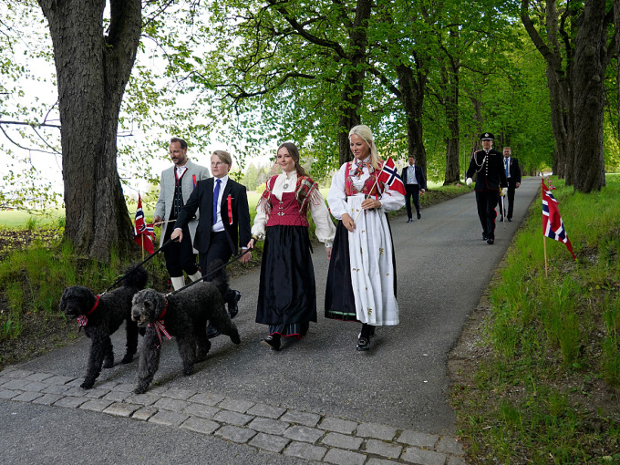 The Crown Prince and Crown Princess and their family walked down the driveway of Skaugum Estate. Photo: Lise Åserud / NTB scanpix.